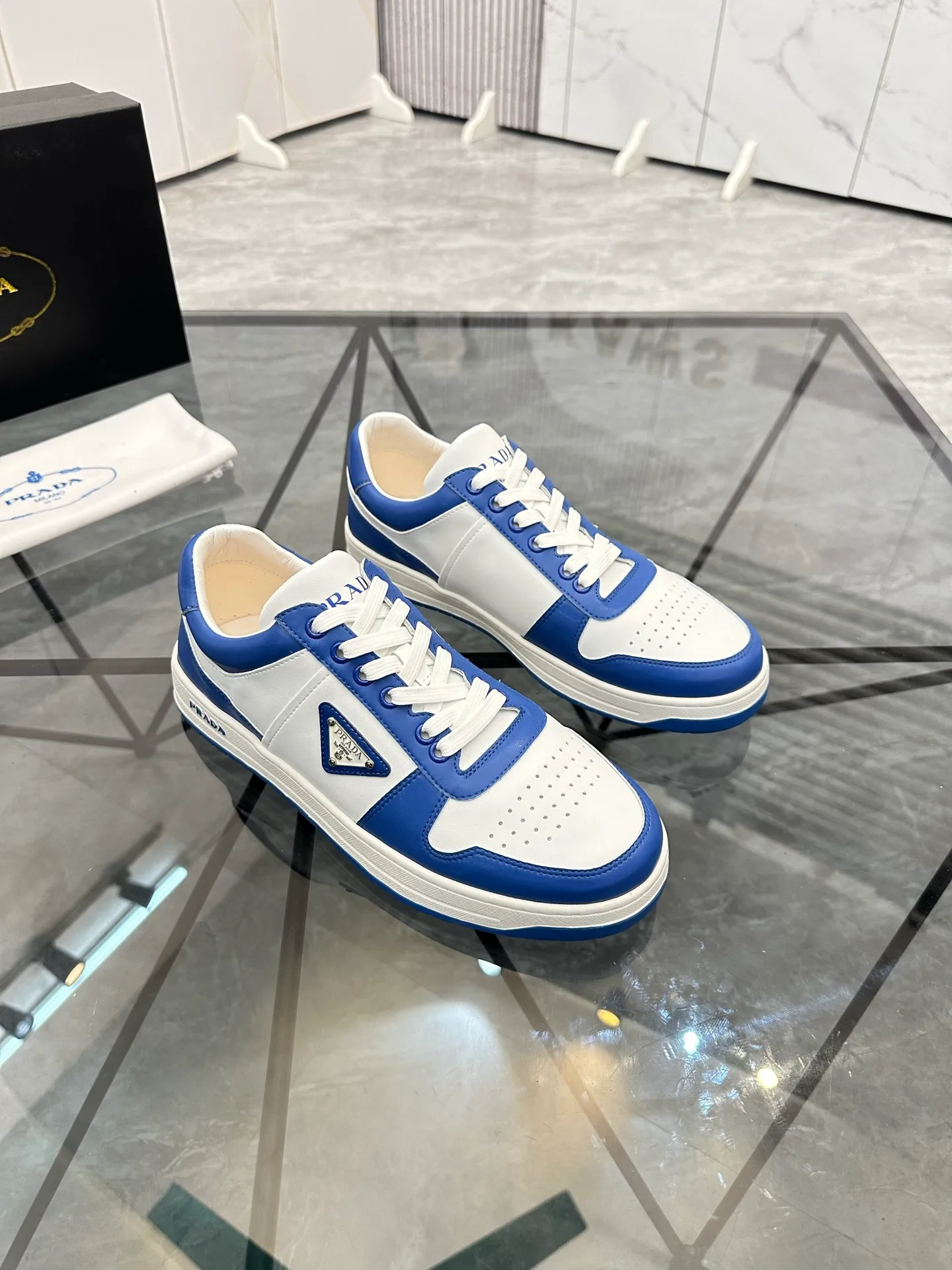 Men's shoes: 💰P400¥ Product trademark: Prada *"Prada*" low-top casual shoes Regular size: 38-44 (can be customized to 45) Product materials: imported cowhide upper, sheepskin lining, original outsole. Number: 020